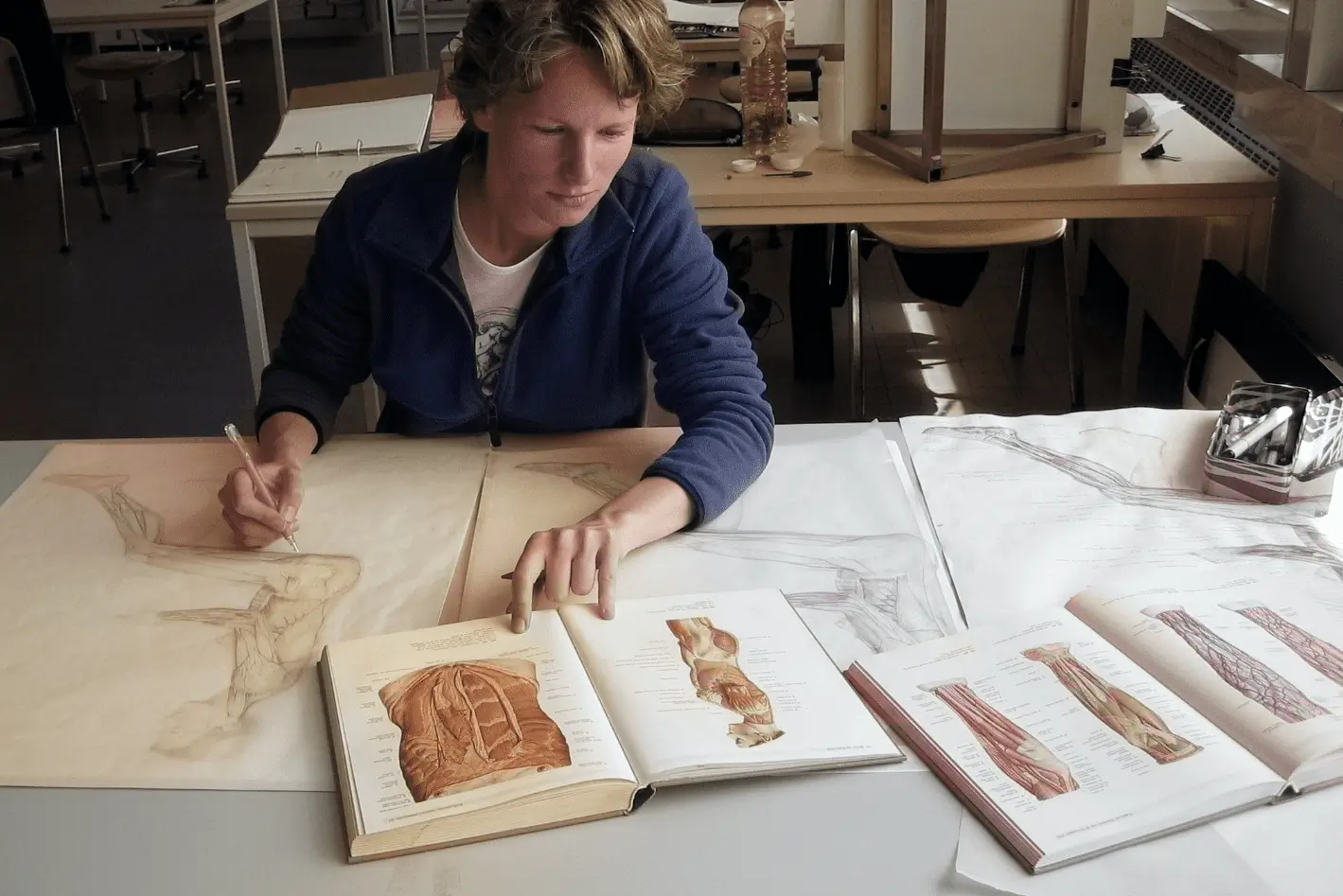 Creating Medical Illustrations: An Artists Focused Process Karin Spijker crea intrincadas ilustraciones médicas en un espacio de trabajo artístico especialmente acondicionado.